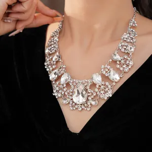 Détail d'un collier de luxe avec cristaux en forme de goutte et motifs floraux.