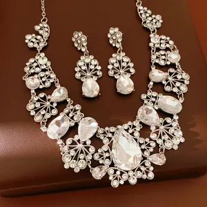 Vue détaillée de l'ensemble collier et boucles d'oreilles fleur en cristal sur cuir