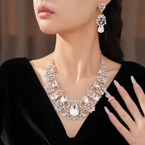 Vue détaillée d'une parure de bijoux de luxe avec collier et boucles d'oreilles fleuris