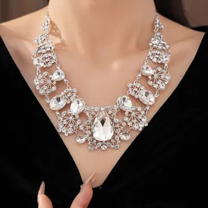 Vue détaillée d'un collier floral luxueux orné de grands cristaux en forme de goutte