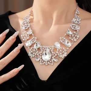 Gros plan d'un collier de style palais avec des cristaux étincelants en goutte