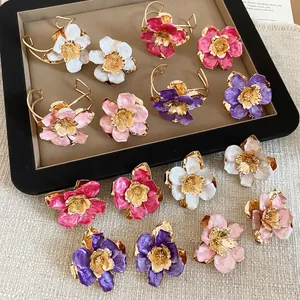 Gioielli Vintage in Metallo Smaltato con Fiori Plissettati per Donna Elegante Bracciale Floreale Anello Regolabile Orecchini a Bottone con Perno in Argento
