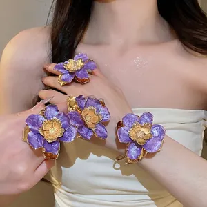 Set di gioielli a fiori in smalto viola con anello e bracciale su modella
