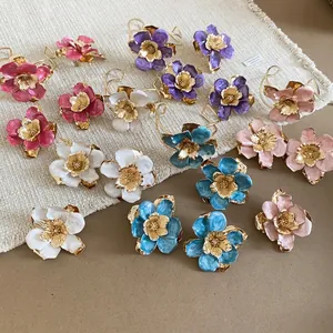 Set di gioielli a fiori in smalto colorato con bracciali e orecchini dorati