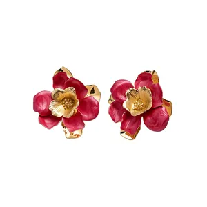 Orecchini a perno a fiore plissettato fucsia e oro con elegante finitura in smalto
