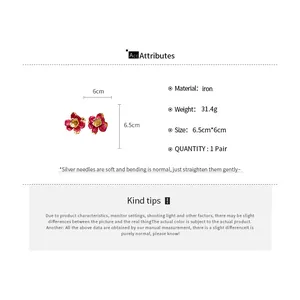 Specifiche degli orecchini floreali in smalto rosso con dimensioni e materiali.