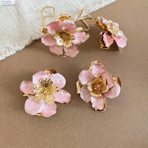 Vista dettagliata del set di gioielli floreali rosa con bracciale e anello