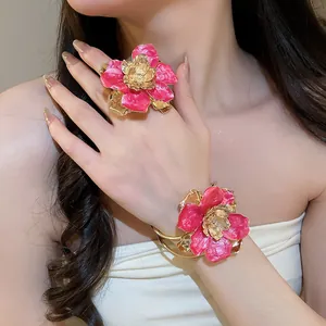 Elegante set di gioielli con fiori in metallo smaltato, anello e bracciale