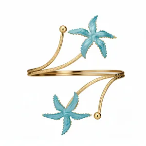 Elegante goudkleurige armring met turquoise emaille zeester voor strandvakanties
