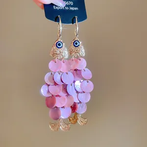 Boucles d'oreilles pendantes poisson en nacre rose uniques avec détail d'œil bleu