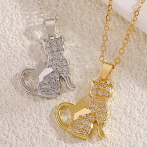 Detailansicht von Gold- und Silber-Katzenketten mit Schmetterling und Zirkonia-Stein