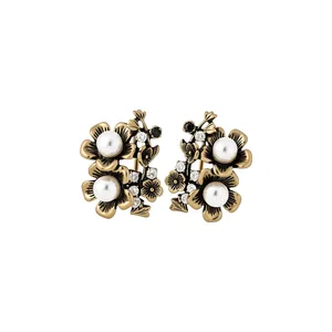 Orecchini a perno a fiore vintage con perle bianche e cristalli in finitura oro antico