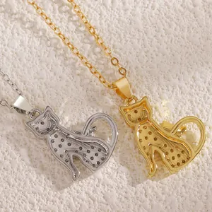 Detailansicht von zwei Katzen-Halsketten in Gold und Silber mit funkelnden Zirkonsteinen