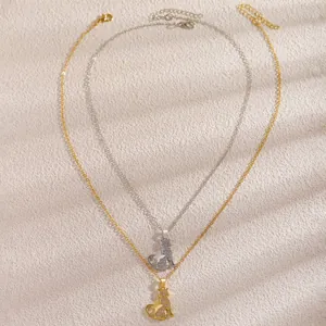 Elegante Katzenhalsketten in Gold und Silber mit Schmetterlings- und Zirkoniadetails