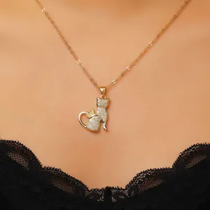 Nahaufnahme einer goldenen Schmetterling-Katze-Halskette mit funkelnden Zirkonia-Steinen