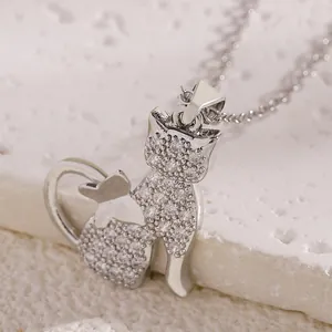 Nahaufnahme einer silbernen Katzen-Halskette mit Schmetterlings-Detail und Zirkonia-Steinen.