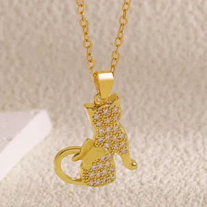 Detailansicht der goldenen Halskette mit Schmetterlings-Katzenanhänger und Zirkonia.