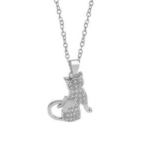 Nahaufnahme einer silbernen Katzen-Halskette mit Zirkonia-Steinen und Schmetterlingsdetail