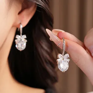 Boucles d'oreilles pendantes rondes en zircon argenté avec nœud élégant pour femmes