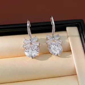 Gros plan de boucles d'oreilles en argent avec nœud en zircon et cristal rond scintillant