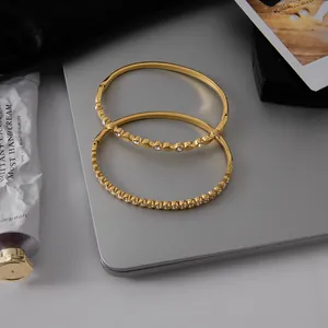 Bracelet jonc en acier doré avec détails de cœurs en cristal et texture à billes chic