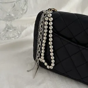 Stilvoller Metall-Taschenanhänger im Ins-Stil mit Herz- und Stachel-Anhängern an Stepptasche