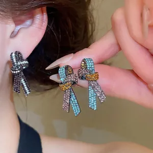 Orecchini a perno con nodo e cristalli colorati scintillanti e ago in argento elegante