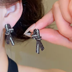 Eleganti orecchini a perno a fiocco con pavé di strass scintillanti e ago in argento.