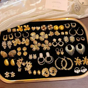 Ensemble de boucles d'oreilles dorées minimalistes avec motifs de fleurs et de cœurs