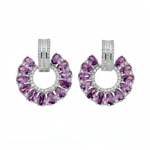 Pendientes de aro plateados con circonitas cúbicas moradas y transparentes brillantes.