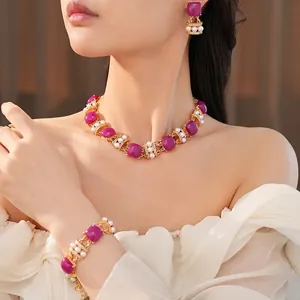 Juego de joyas vintage con piedras moradas cuadradas y perlas en una modelo asiática