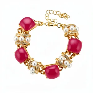 Pulsera vintage dorada con dijes cuadrados rojos de resina y detalles de perlas