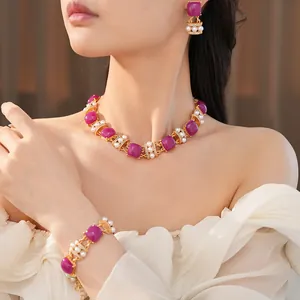 Elegante conjunto de joyas vintage con piedras cuadradas moradas y perlas en una modelo de moda