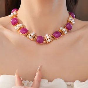 Vista detallada del collar vintage de oro con piedras moradas cuadradas y perlas