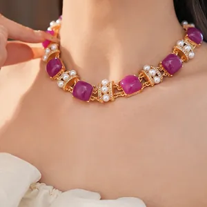 Collar vintage con piedras púrpuras cuadradas, perlas y diamantes en cadena dorada