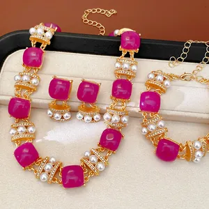 Elegante conjunto de joyas vintage con piedras magenta perlas y collar dorado