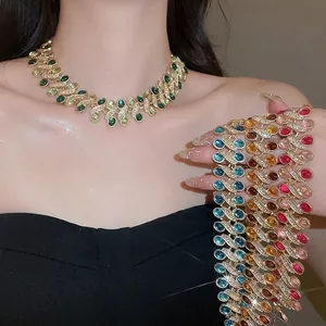 Luxuriöses Halsketten-Set aus Harz und Strass mit ovalem Design und Vintage-Ästhetik für Kleider
