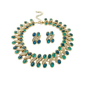 Luxuriöses Vintage-Schmuckset mit blauen ovalen Harzsteinen und funkelnden Kristallen in Gold