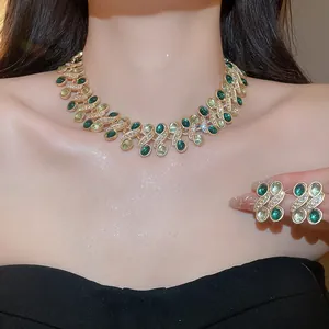 Detailansicht eines vintage Harz-Strass Halsketten- und Ohrring-Sets an einem Modell