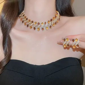 Detail eines Vintage-Schmucksets mit Bernsteinharz und Strass am Modell präsentiert