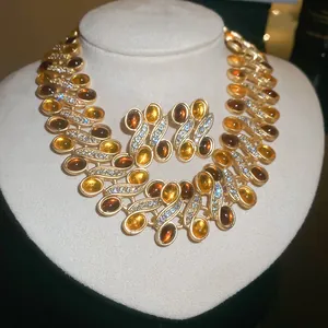 Nahaufnahme einer Vintage-Halskette und Ohrringen mit Bernsteinharz und Strass