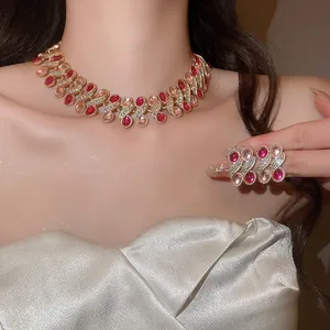 Nahaufnahme von Vintage-Halskette und Ohrringen aus Harz und Strass am Model