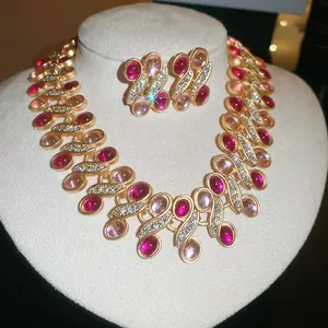 Detailansicht eines luxuriösen Vintage-Sets aus rosa Harz-Halskette und Ohrringen