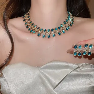 Detaillierte Ansicht des eleganten Halsketten- und Ohrring-Sets mit blauem Harz.