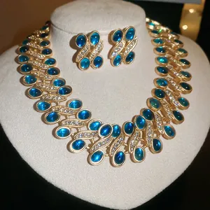 Luxuriöses Vintage-Schmuckset mit blauer Harz-Halskette und passenden Ohrringen für Kleider