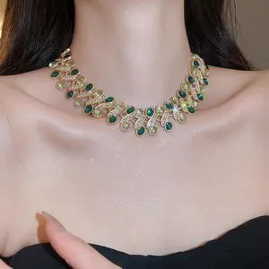 Detailansicht einer luxuriösen Vintage-Halskette mit grünen Harzsteinen und Glitzersteinen.