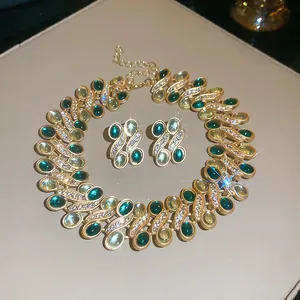 Luxuriöses Vintage-Set aus Halskette und Ohrringen mit Harz, Strass und Ovalen