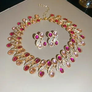 Detaillierte Nahaufnahme von luxuriösem Harz-Halsketten- und Ohrring-Set in Rosa