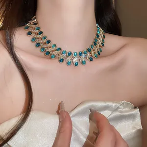 Detailansicht einer luxuriösen Vintage-Halskette mit Harzsteinen und Strass zu einer Abendrobe