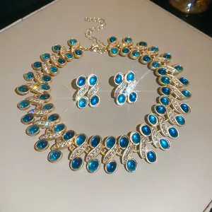 Nahaufnahme von luxuriösem Vintage-Halsketten- und Ohrring-Set mit blauem Harz und Strass